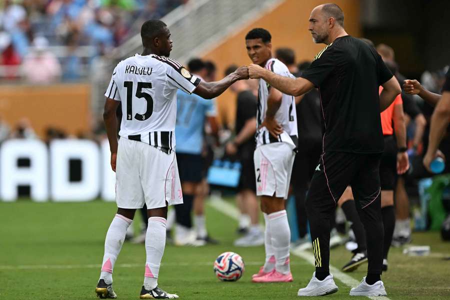 Igor Tudor batte il pugno con Pierre Kalulu