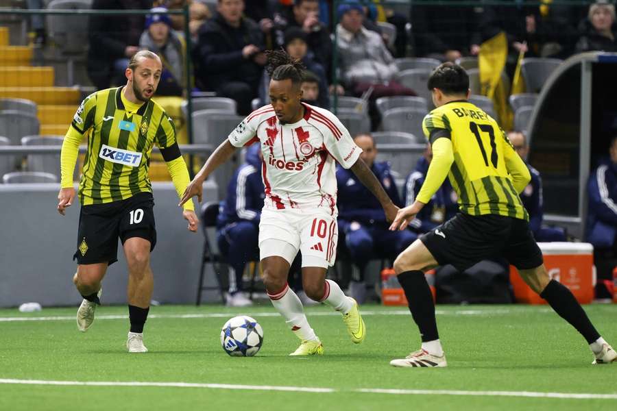 Strzelec gola Gelson Martins w pojedynku z graczami Kajratu Ałmaty