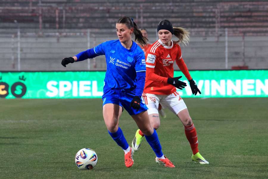 Katharina Piljic am Ball.