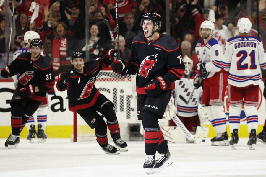 Brady Skjei sa postaral o víťazný gól Hurricanes.