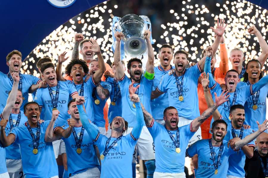 Fotbalisté Manchesteru City se dočkali vysněné trofeje.