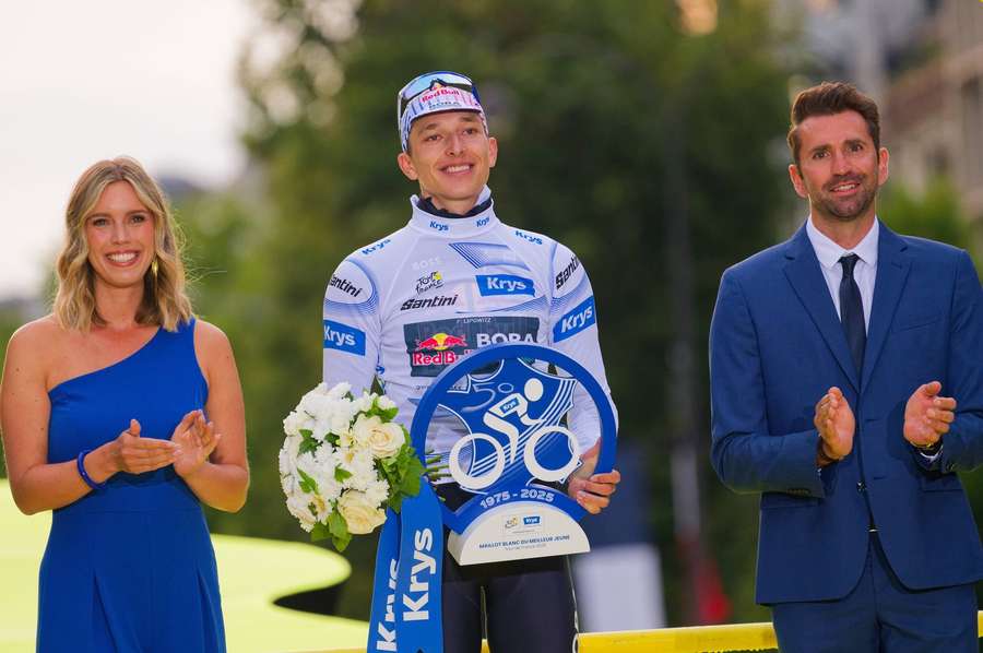 Florian Lipowitz mit der Trophäe des besten Nachwuchsfahrers. Florian Lipowitz mit der Trophäe des besten Nachwuchsfahrers.