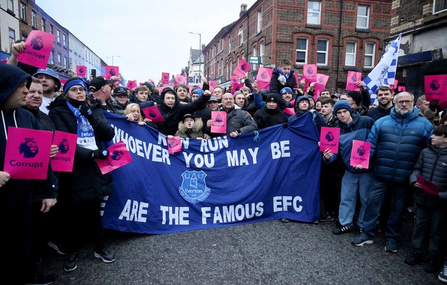 Los aficionados del Everton protestan a las puertas del estadio