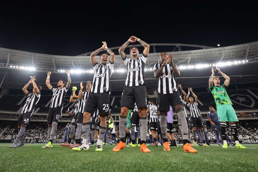 Jogadores do Botafogo celebram vitória sobre o Cruzeiro