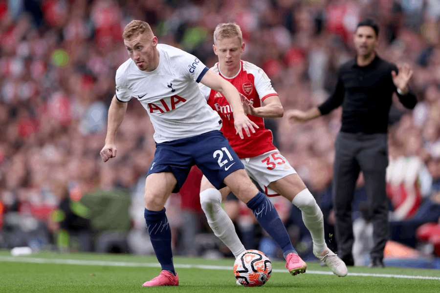 Dejan Kulusevski z Tottenhamu a obranca Arsenalu Oleksandr Zinčenko v derby o severný Londýn.
