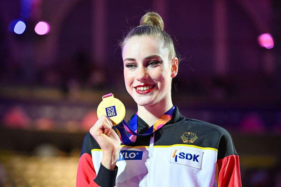 Darja Varfolomeev feiert ihre Goldmedaille bei der WM in Frankfurt. Darja Varfolomeev feiert ihre Goldmedaille bei der WM in Frankfurt.