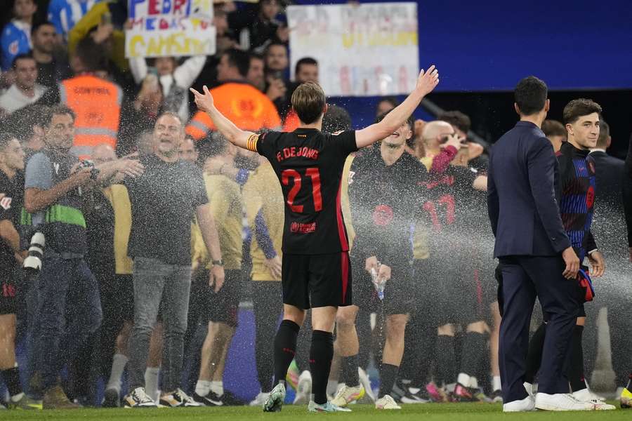 Barcelona dostala po zisku titulu ledovou sprchu.