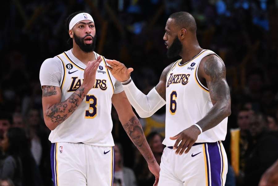 Anthony Davis (esquerda) e LeBron James (direita)