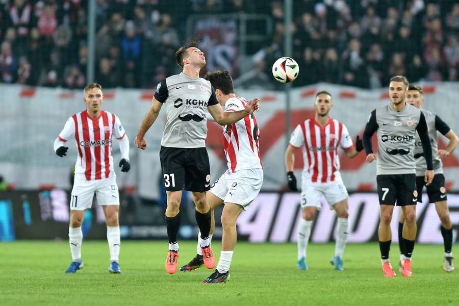 Pasy nie wykorzystały osłabienia rywali, Jach bohaterem Zagłębia. Piast gra z Lechem