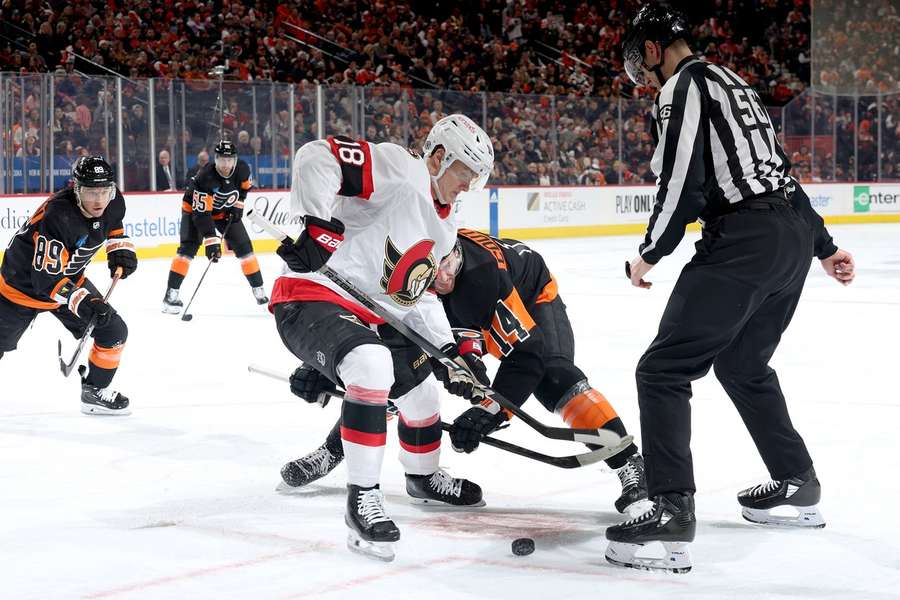 Tim Stützle (in weiß) war der überragende Mann bei den Ottawa Senators in Philadelphia.