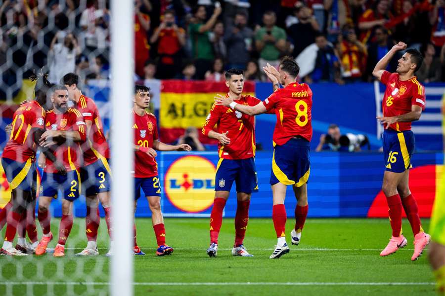 Los jugadores de España celebran su gol ante Italia