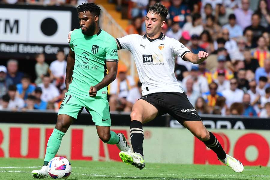 Lemar sob pressão de Hugo Duro durante o Valencia-Atlético