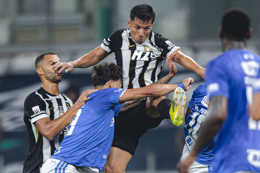 Jogo terminou com trocas de socos e pontapés