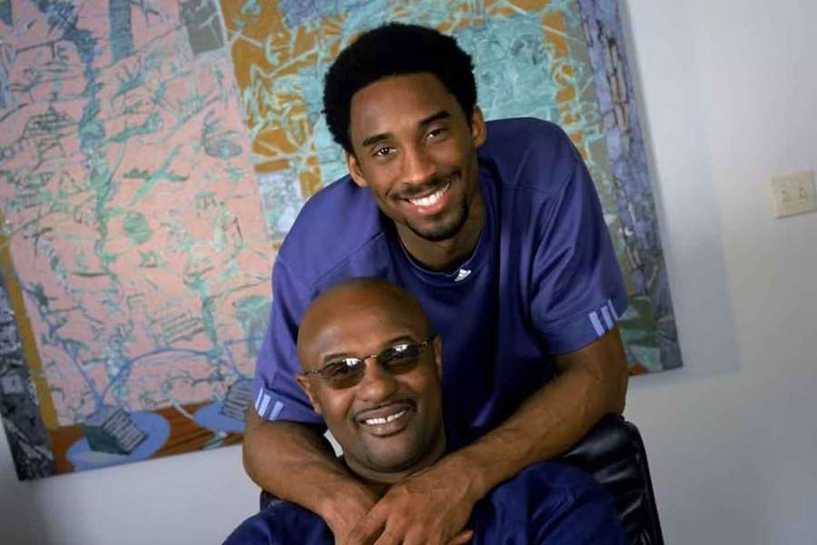 Joe y Kobe Bryant posan para una fotografía.