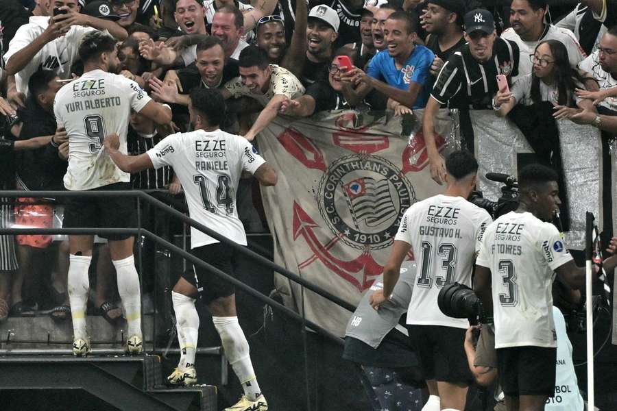 Corinthians celebra vitória na Sul-Americana