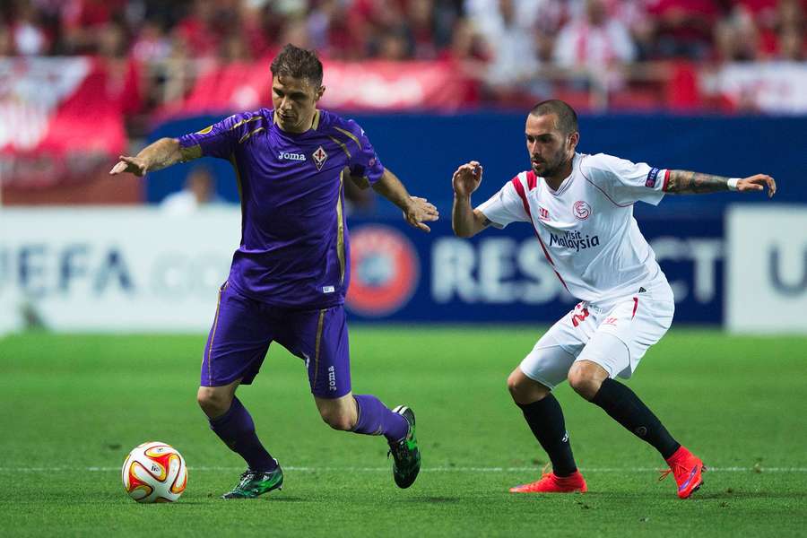 Joaquín cu Fiorentina împotriva lui Aleix Vidal de la Sevilla.