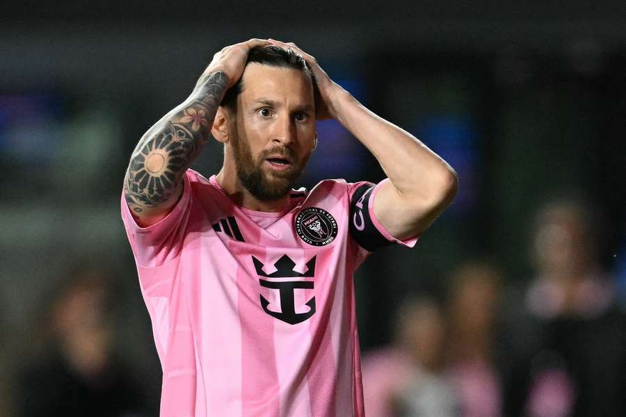 Messi colocou duas vezes as mãos no pescoço de Ballouchy durante a discussão