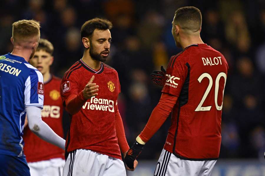 Bruno Fernandes (C) celebrates with Manchester United's Portuguese defender #20 Diogo Dalot (R) after scoring their second goal 