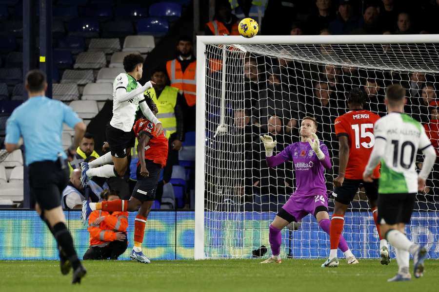 Luis Diaz marca o golo do empate do Liverpool