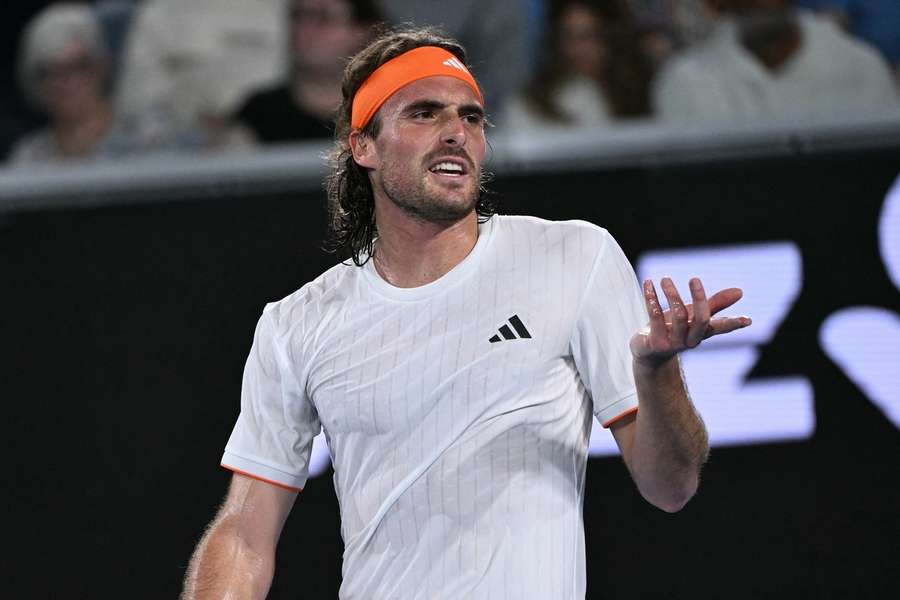 Tsitsipas během zápasu neudržel nervy.