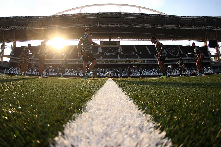 Botafogo instalou gramado sintético no Nilton Santos em 2023