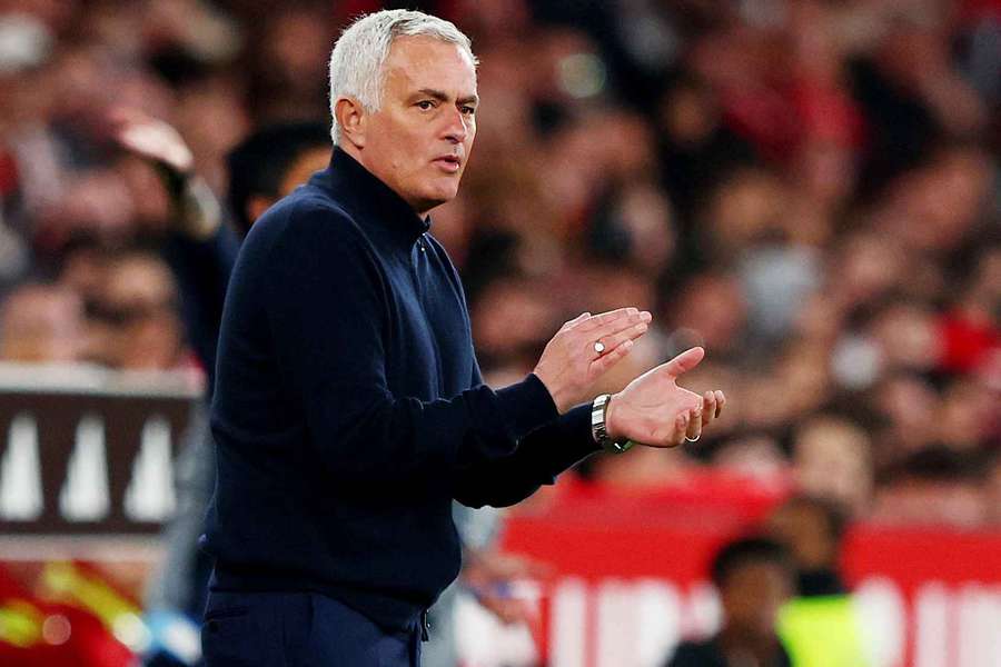 Trenér Mourinho na lavičce Benfiky v zápase proti Portu Trenér Mourinho na lavičce Benfiky v zápase proti Portu