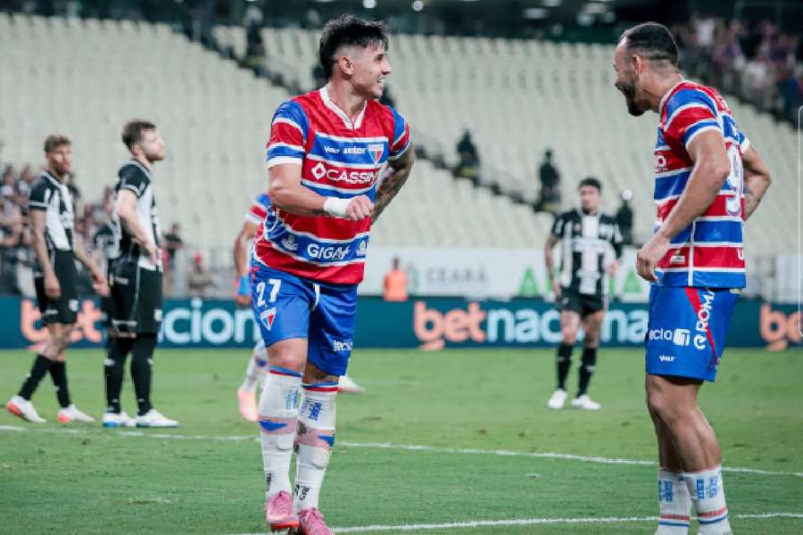 Bareiro na comemoração do primeiro gol Bareiro na comemoração do primeiro gol