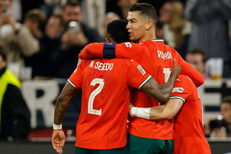 Jucătorii portughezi se bucură pentru marcarea unui gol