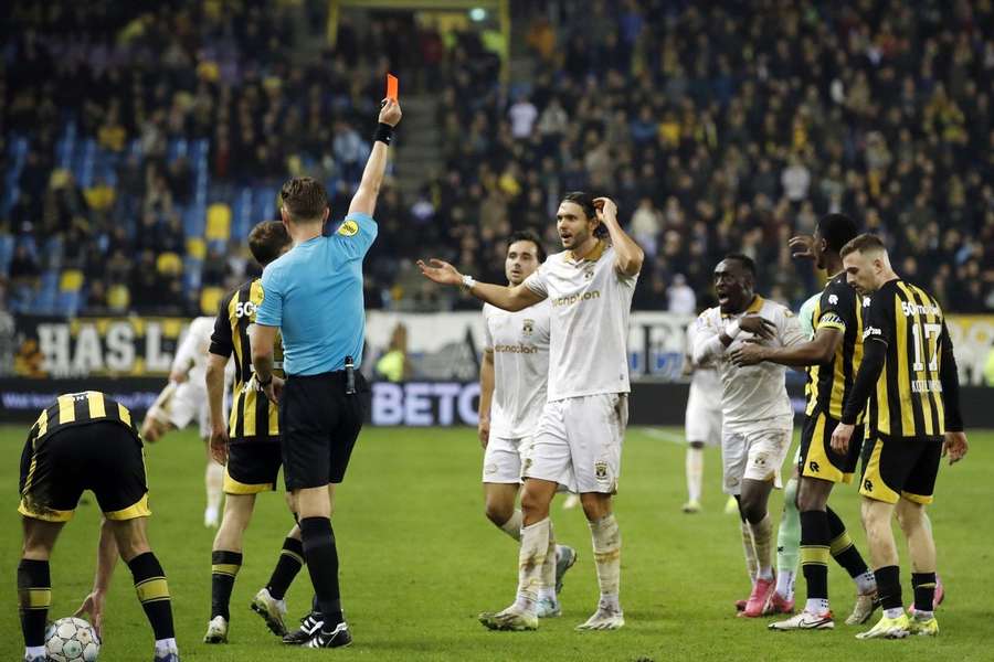 Willum Willumsson krijgt rood in de wedstrijd tegen Vitesse