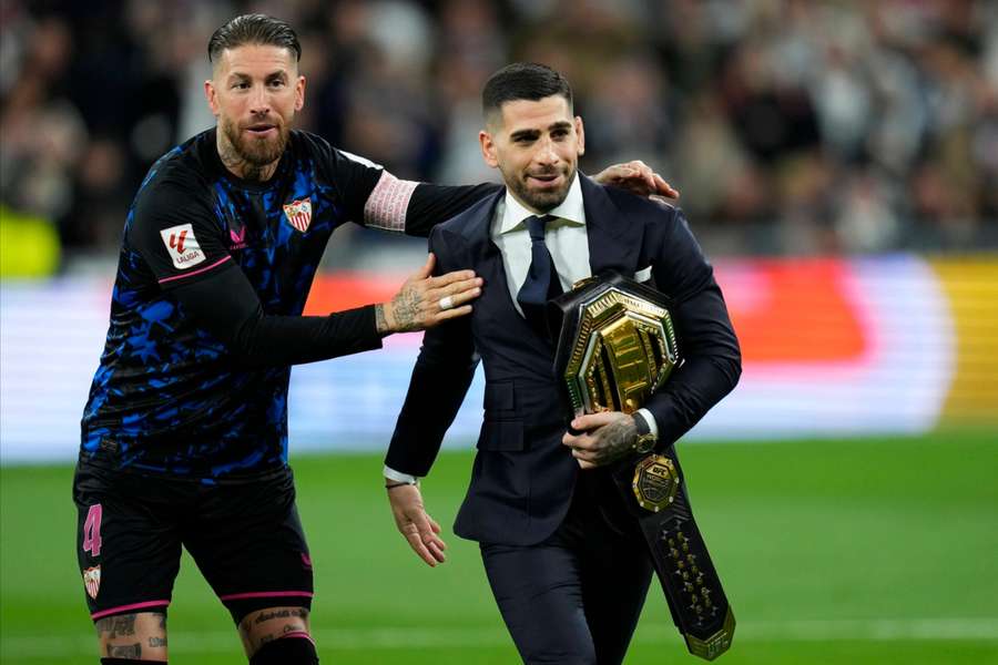 Sergio Ramos, con Ilia Topuria antes del Real Madrid-Sevilla de la pasada temporada