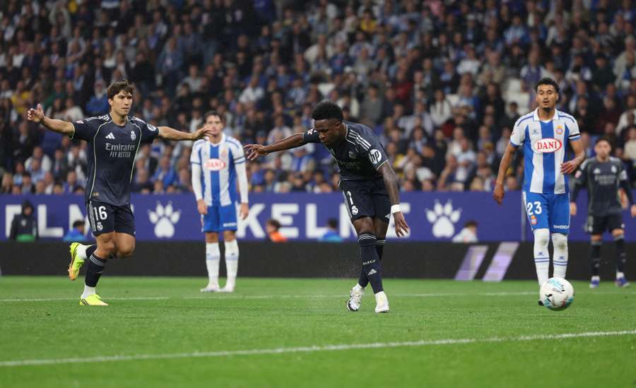 Vinícius Júnior inscrit le premier but du Real Madrid lors du match de Liga contre l'Espanyol Barcelone au RCDE Stadium, le 3 mai 2026.