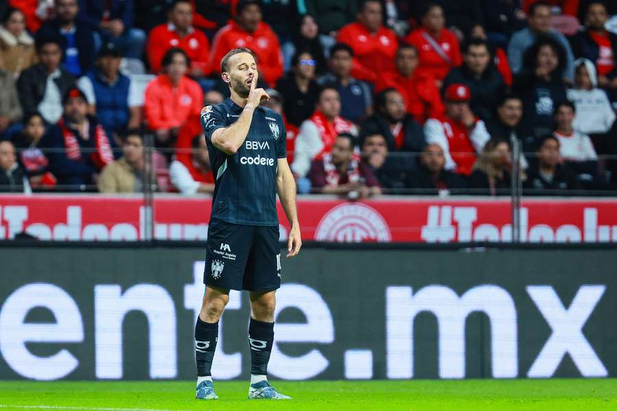 Sergio Canales celebra su golazo ante el Toluca