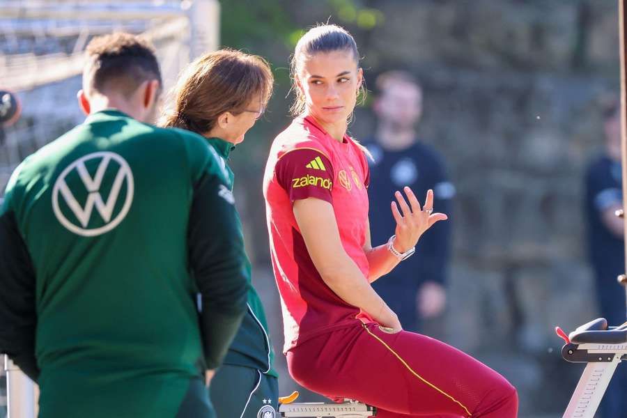 Selina Cerci leidet an Kniebeschwerden Selina Cerci leidet an Kniebeschwerden