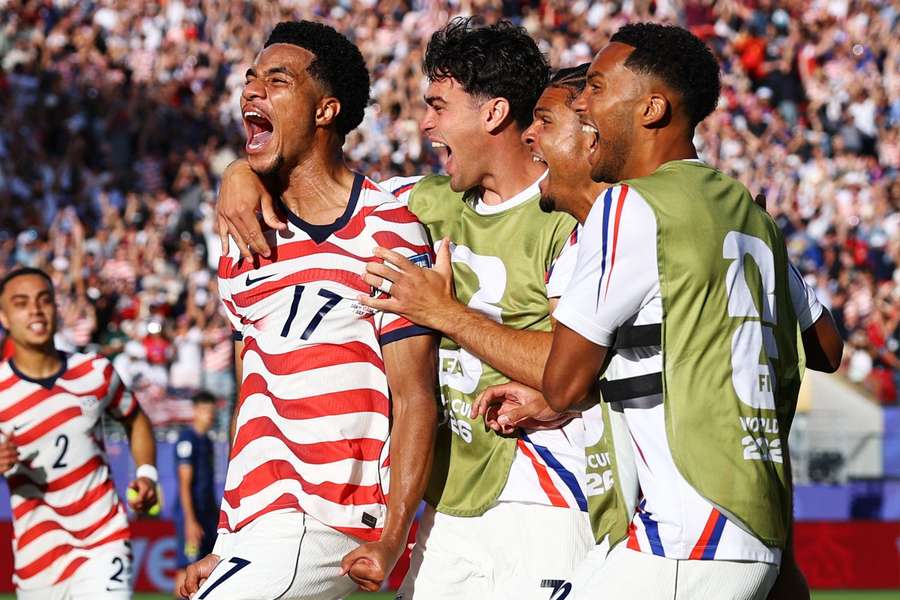 Tillman fez gol de falta em EUA 2x0 Bósnia