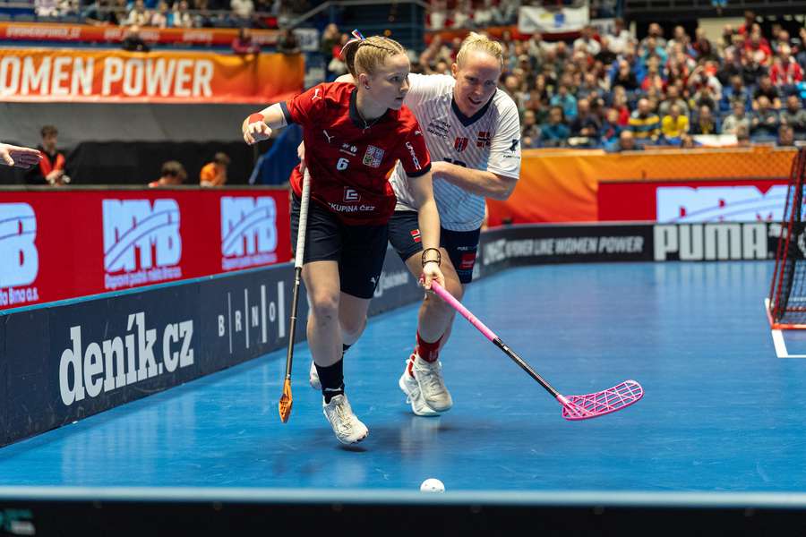 Linda Fuchsová před norskou soupeřkou. Linda Fuchsová před norskou soupeřkou.