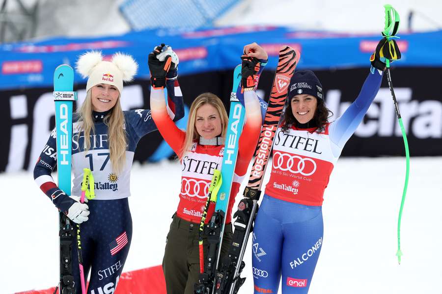 Lindsey Vonn (L) z Larą Gut-Behrami (C) i Federicą Brignone