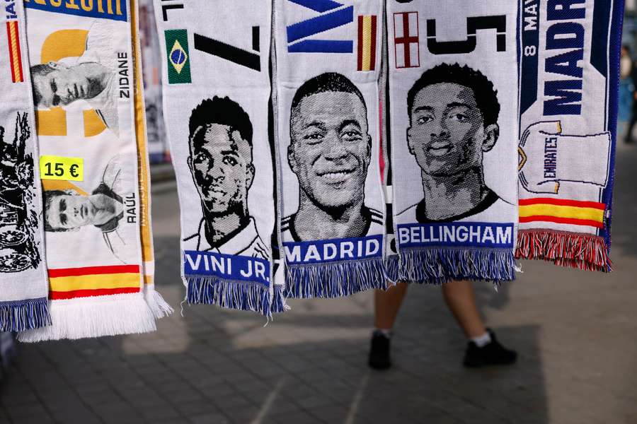 Football scarves depicting footballers like Jude Bellingham, Vinicius Junior or Kylian Mbappe