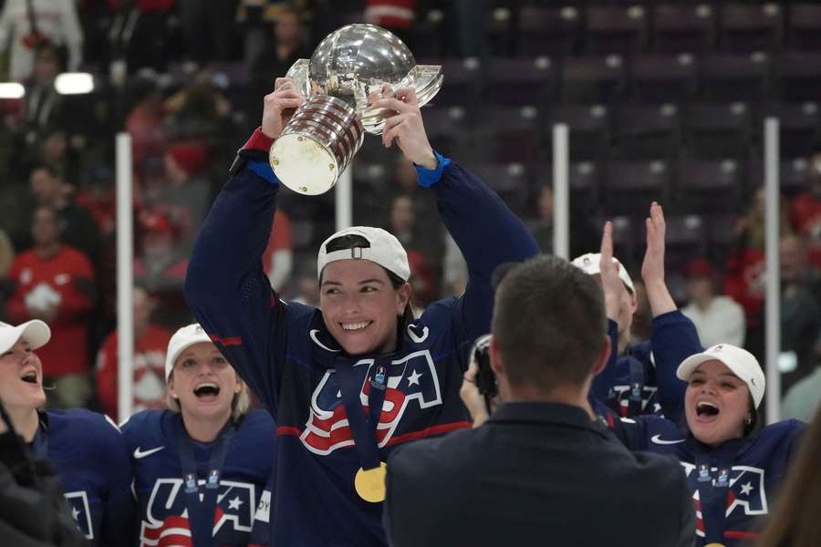 Final-Doppeltorschützin Hilary Knight stemmt die WM-Trophäe nach oben.