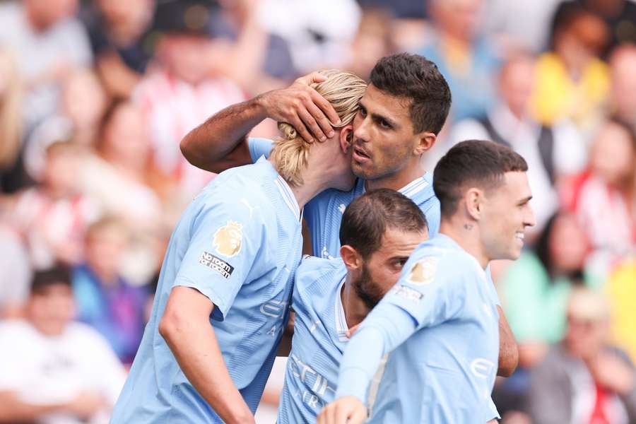 Manchester City won met 1-2 bij Sheffield en staat weer eenzaam bovenaan