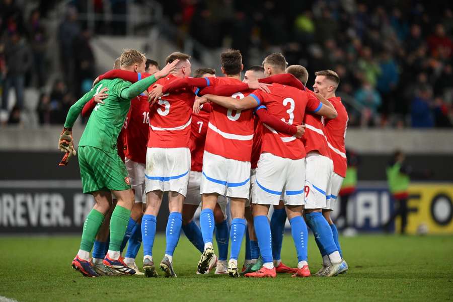 Česká reprezentace vstoupí do turnaje ve čtvrtek proti obhájcům titulu Angličanům. Česká reprezentace vstoupí do turnaje ve čtvrtek proti obhájcům titulu Angličanům.