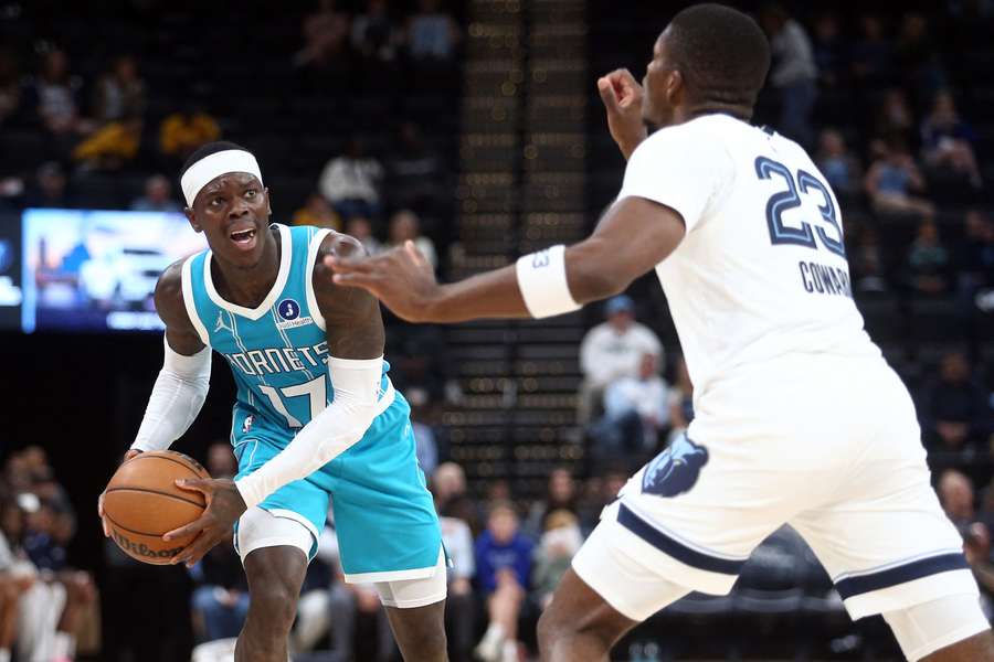 Dennis Schröder (l.) startet in seine NBA-Zeit bei den Charlotte Hornets.