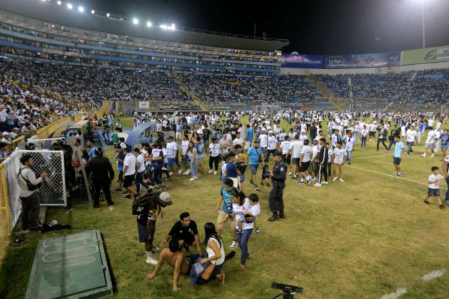 Tragedia en El Salvador: mueren 12 personas por una estampida en el estadio Cuscatlán