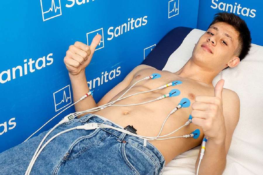 Arda Güler, durante el reconocimiento médico previo a su fichaje por el Madrid. 