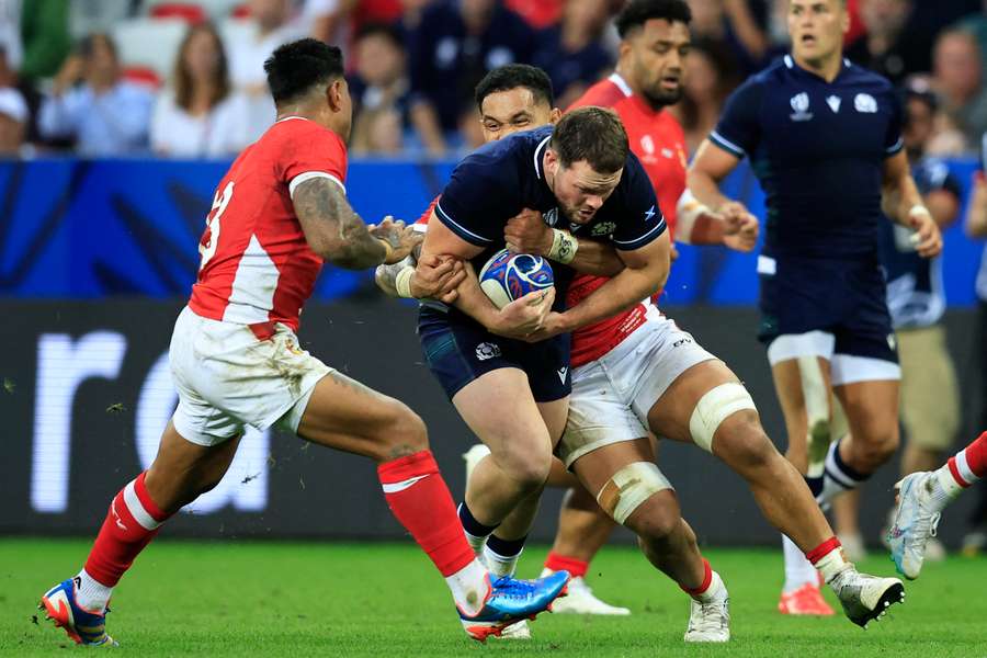 Spelers van Tonga en Schotland in duel