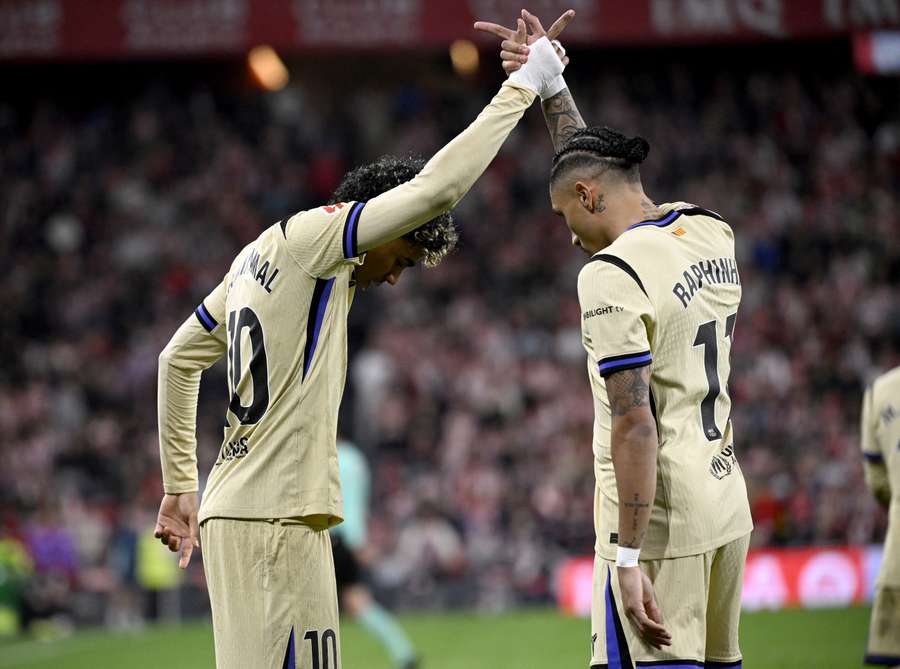 Lamine Yamal comemora gol com o brasileiro Raphinha