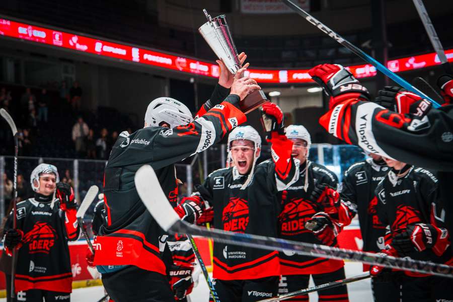 Riders trofejí za triumf v derby. Riders trofejí za triumf v derby.