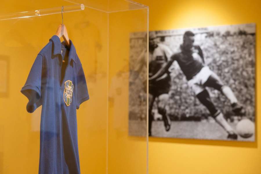 La maglia di Pelé venduta da Sotheby's La maglia di Pelé venduta da Sotheby's