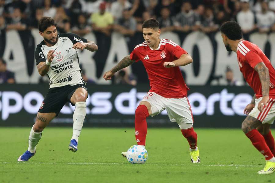 Internacional e Corinthians duelam no Beira-Rio Internacional e Corinthians duelam no Beira-Rio