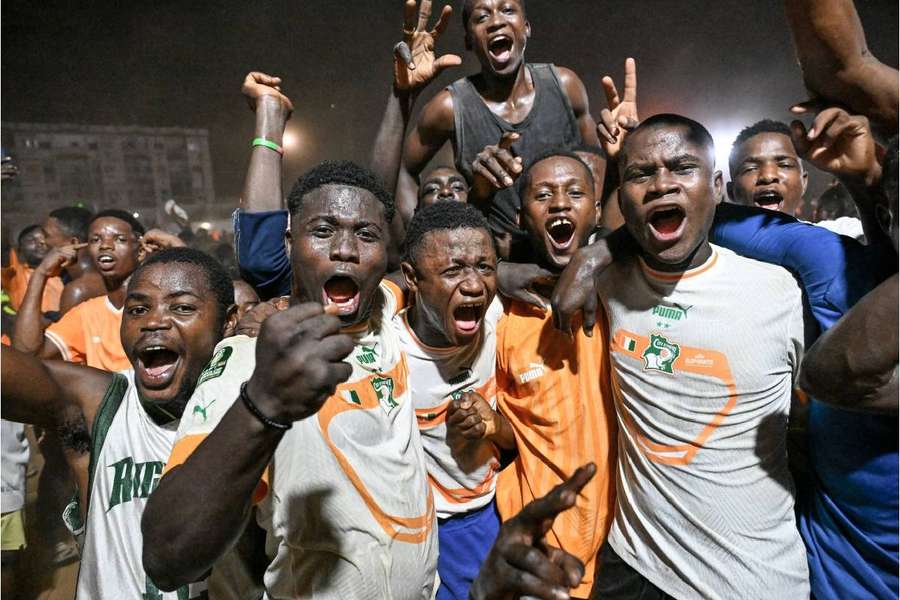 Torcida da Costa do Marfim após a classificação para a semifinal.