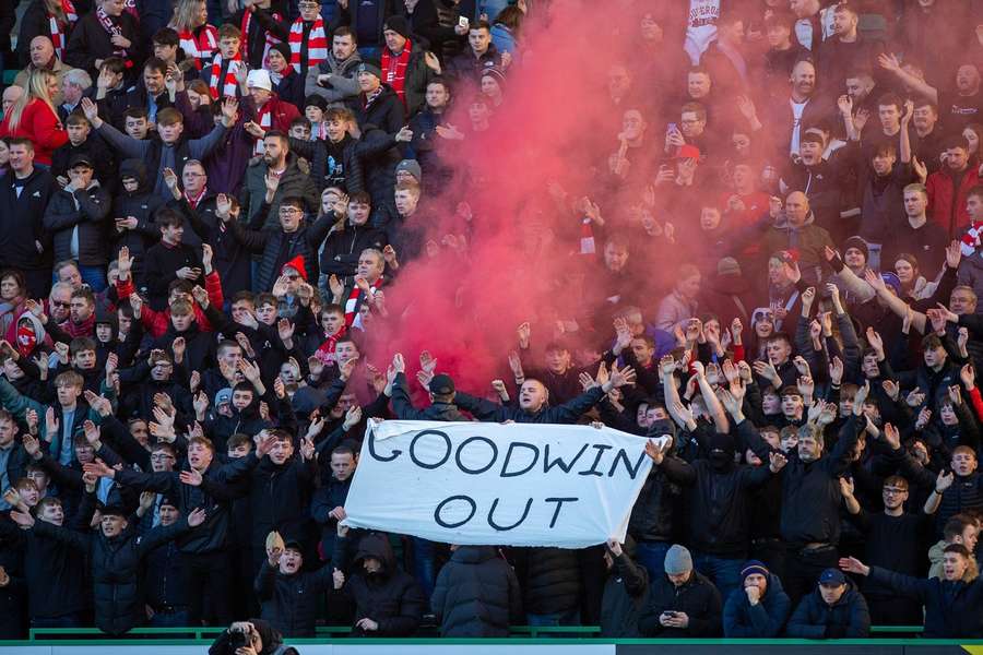 Utilfredsheden over Jim Goodwin var til at få øje på blandt tilskuerne, da Aberdeen lørdag blev kørt over af Hibernian.